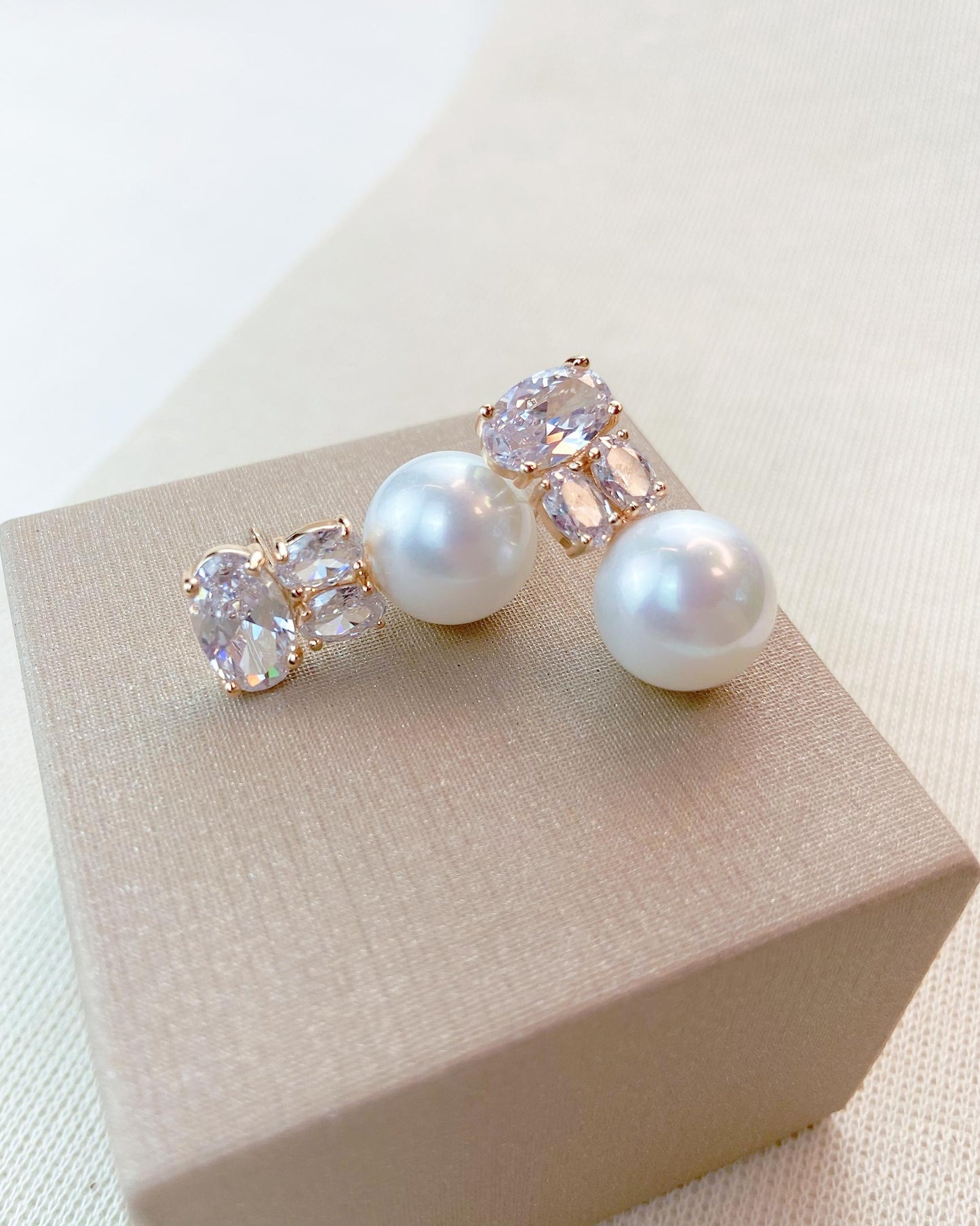 Brinco Pérola com Zircônias Ovais