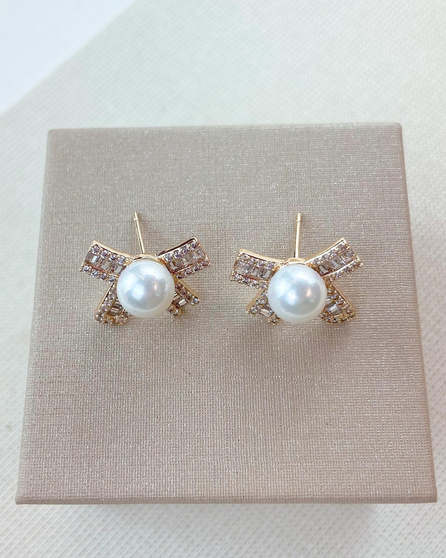 Brinco Pérola Laço Cravejado