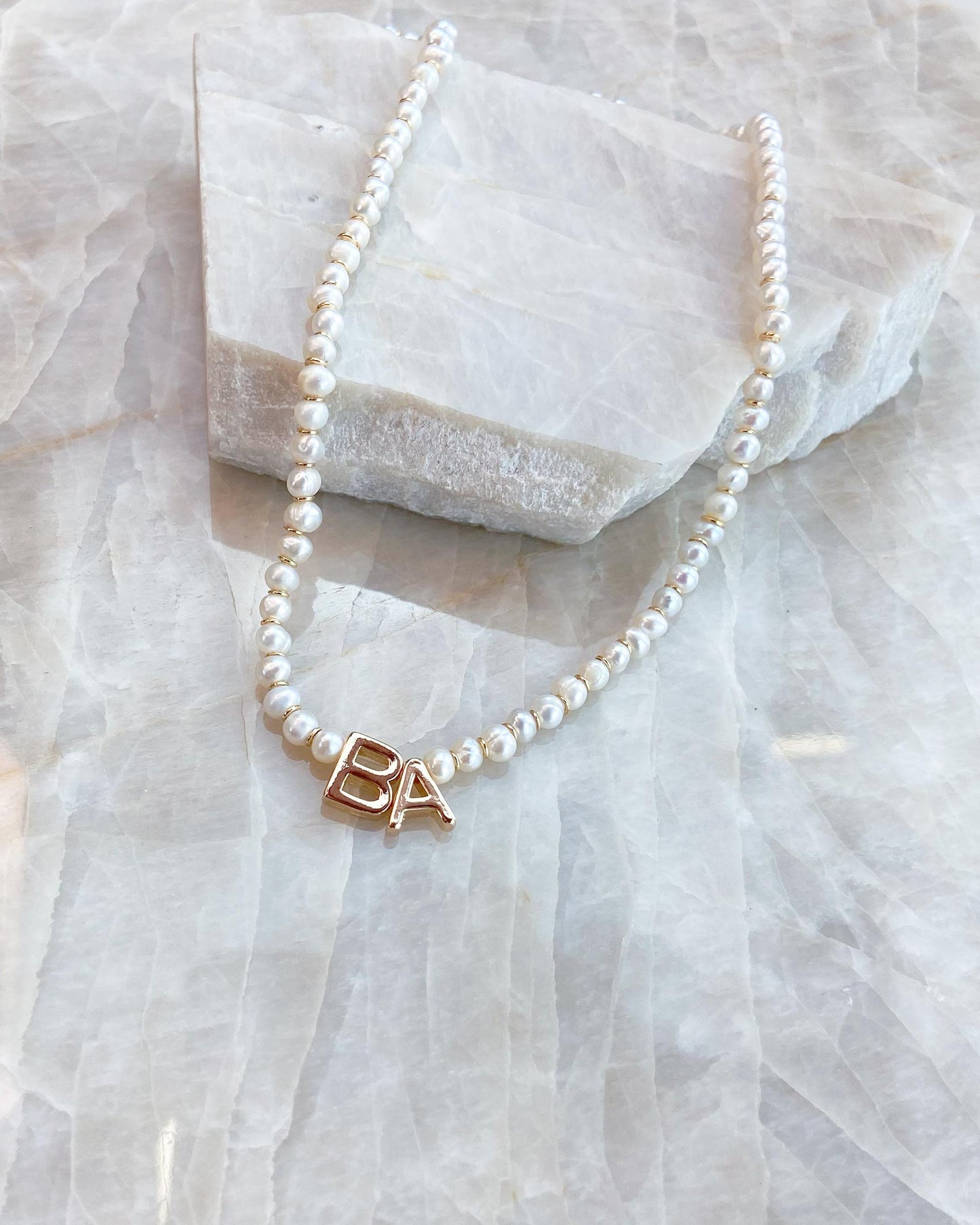 Chocker Mini Pérola Shell com 2 Iniciais