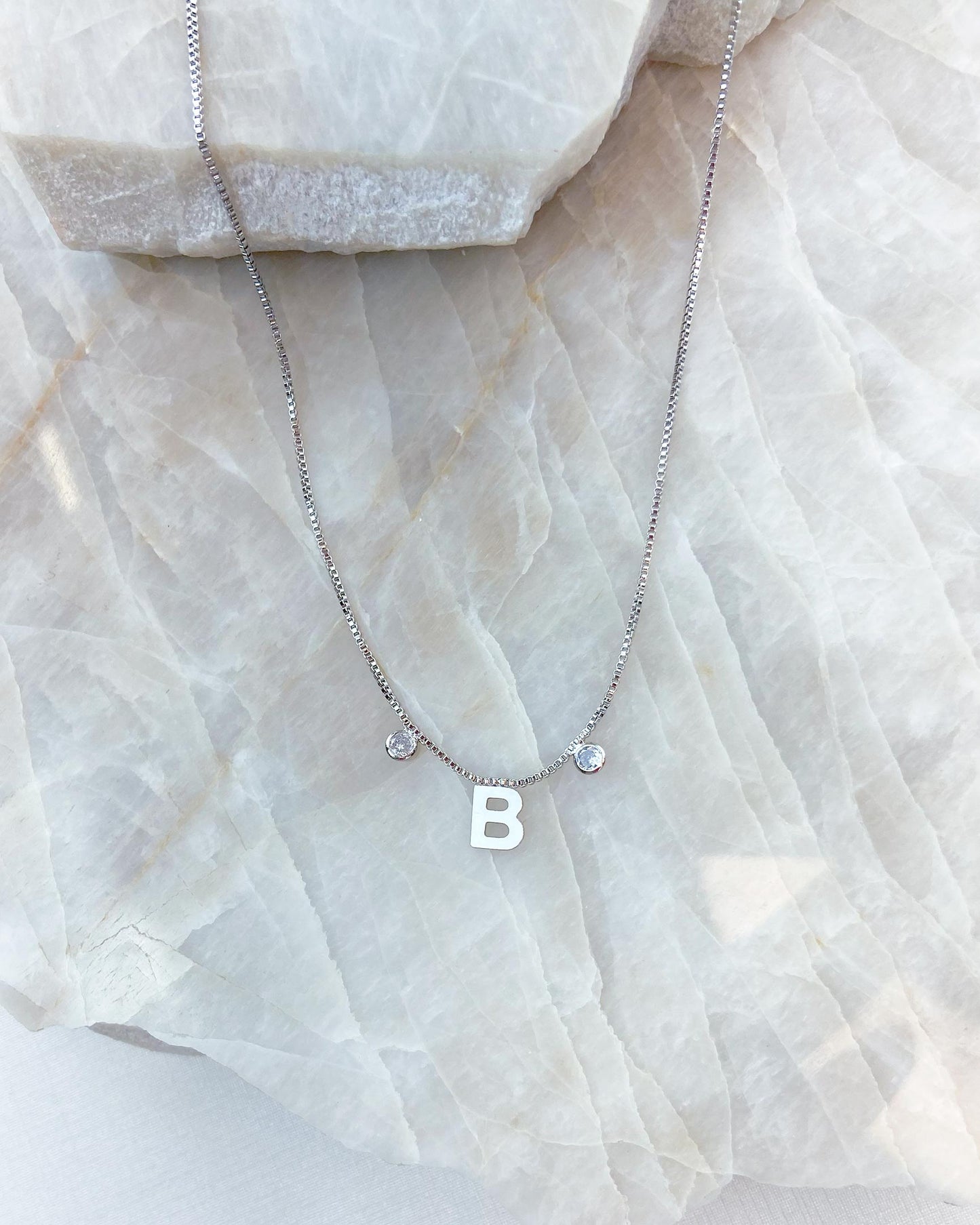 Colar Letra com Zirconias Ródio Branco 40cm