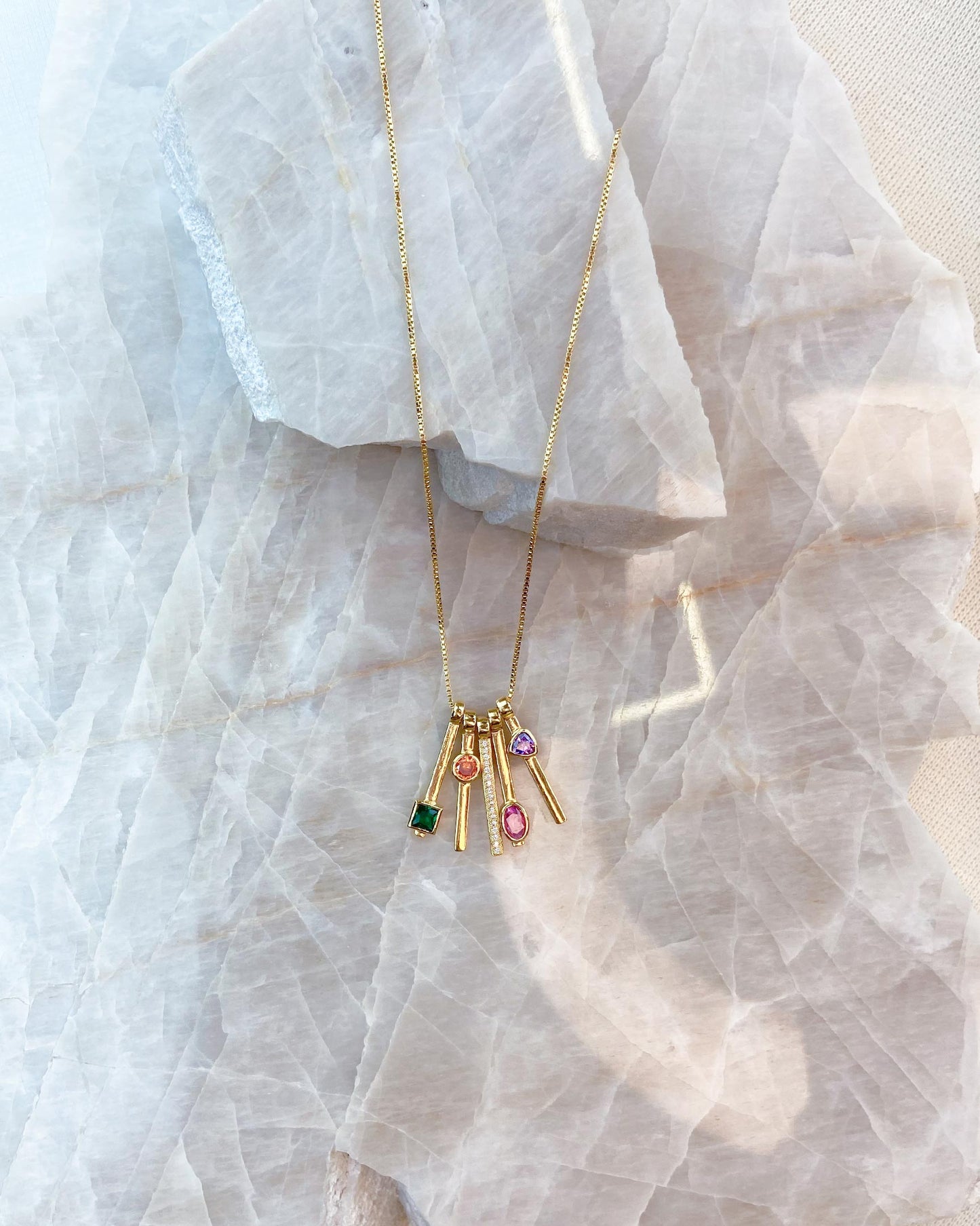 Colar Pingente Palito com Zircônias Coloridas 45cm