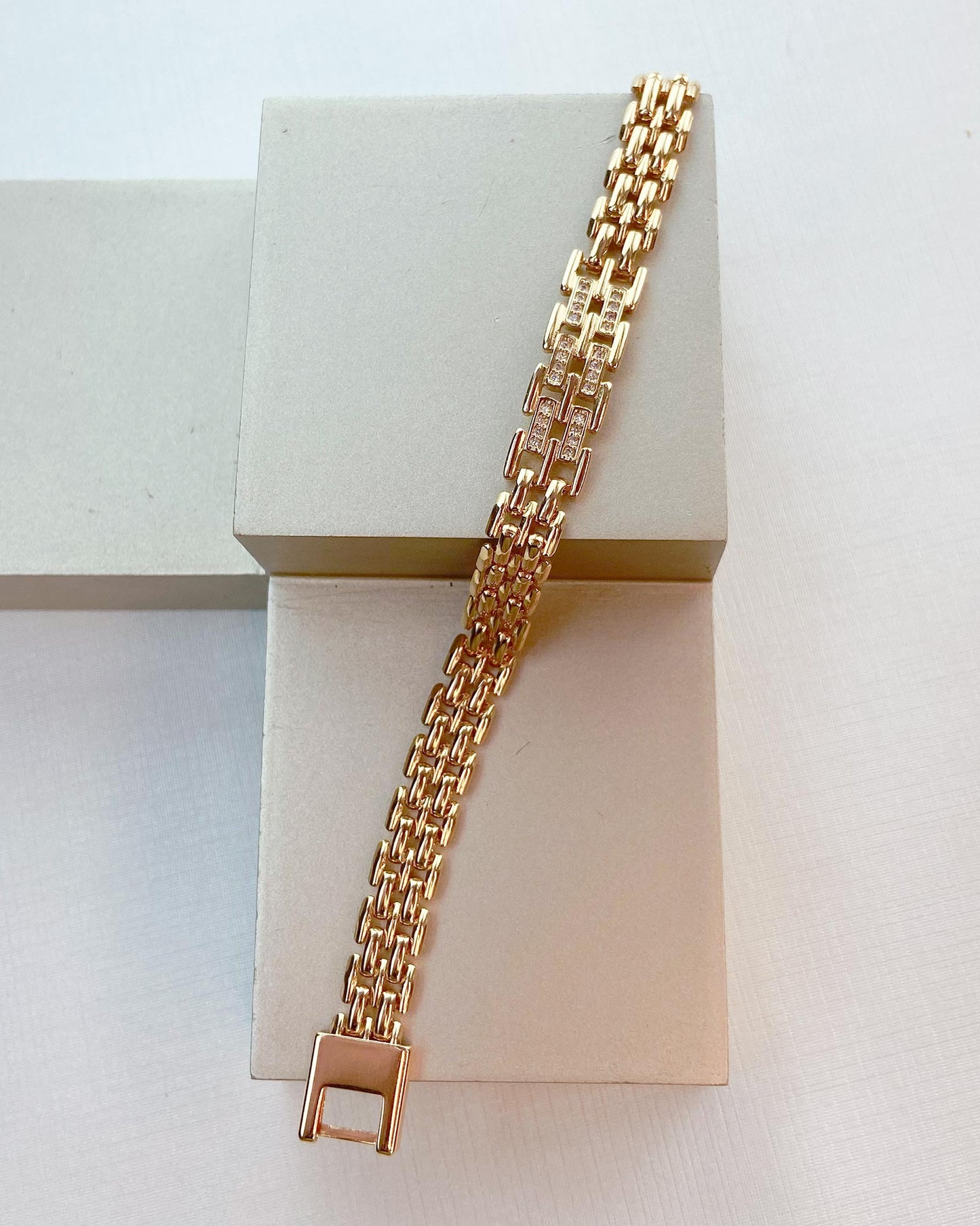 Pulseira Relógio com Cravejado no Meio