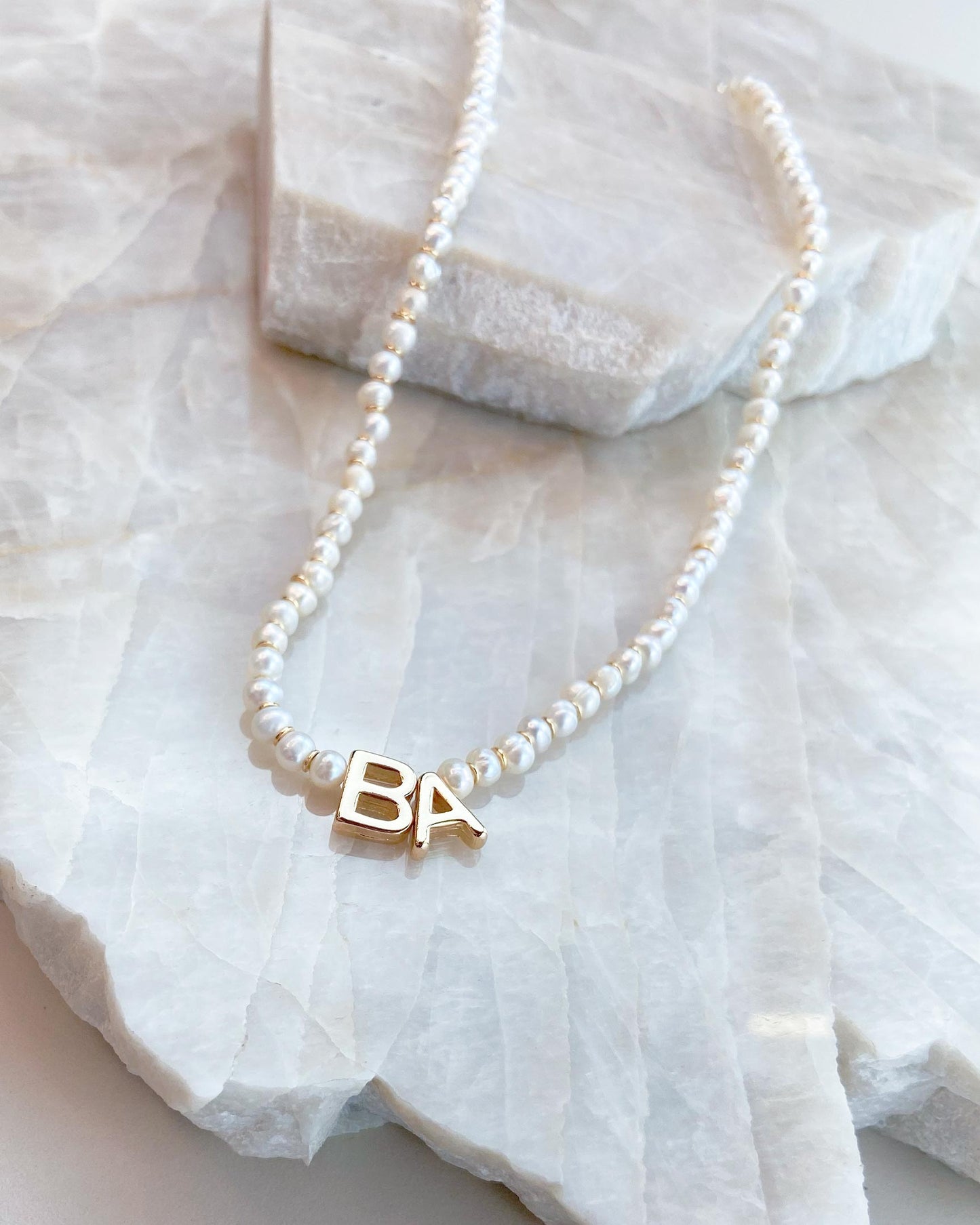 Chocker Mini Pérola Shell com 2 Iniciais