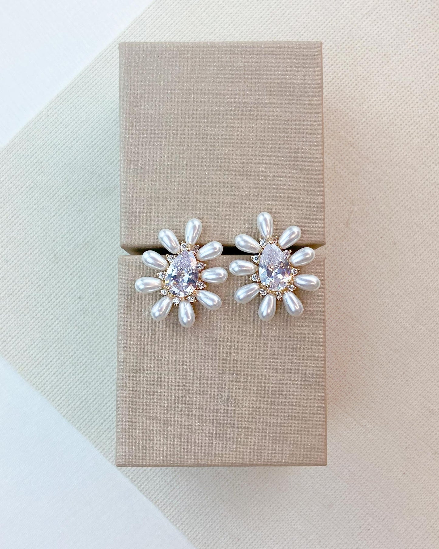 Brinco Zircônia Gota com Pérolas