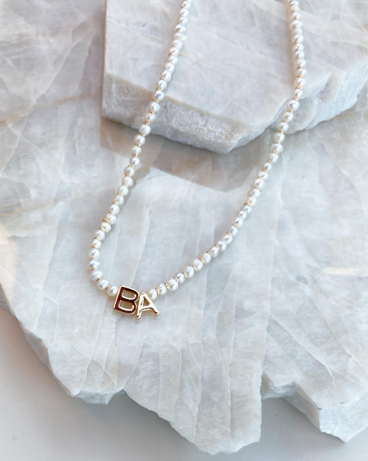 Chocker Mini Pérola Shell com 2 Iniciais