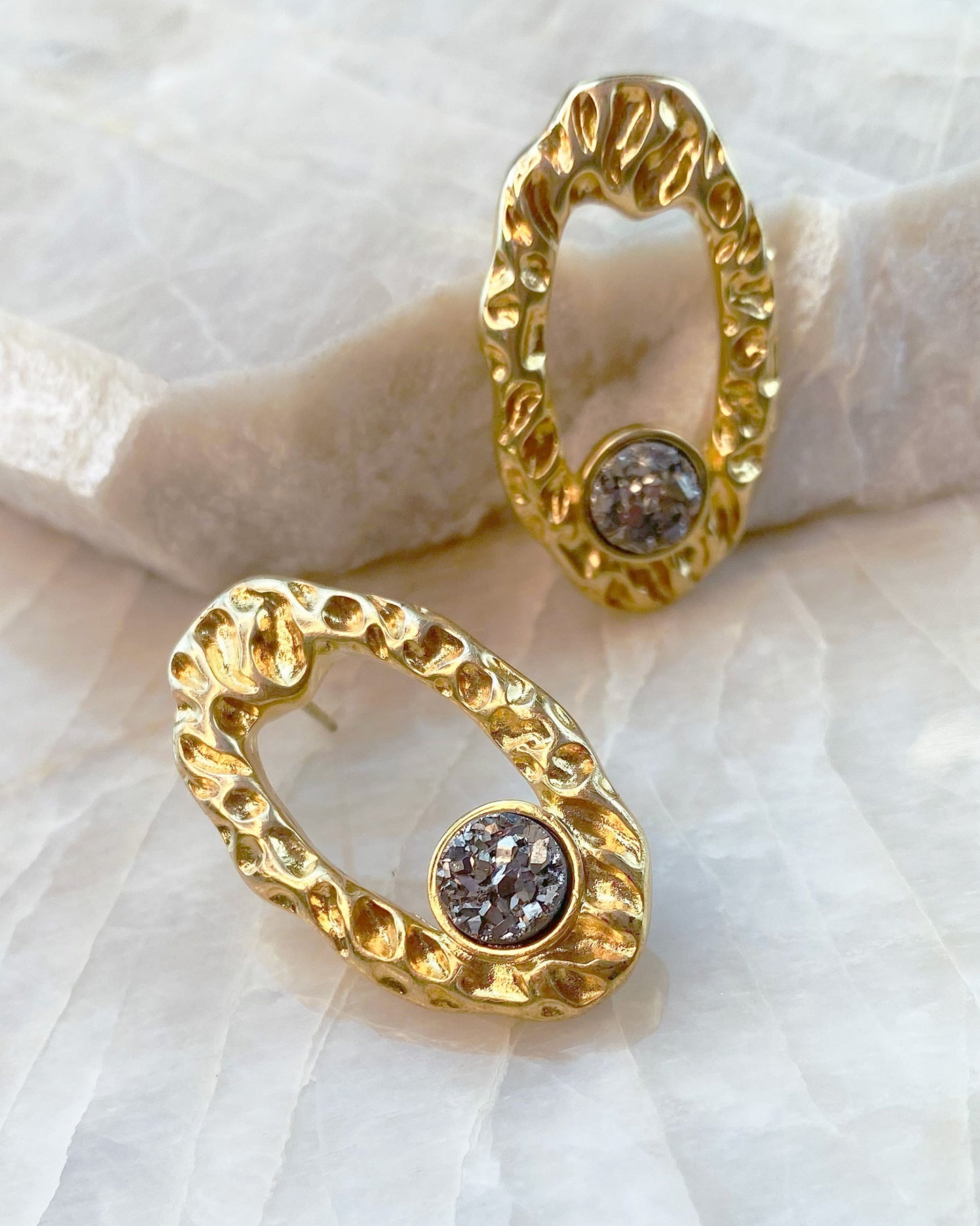 Brinco Oval com Pedra Drusa Natural