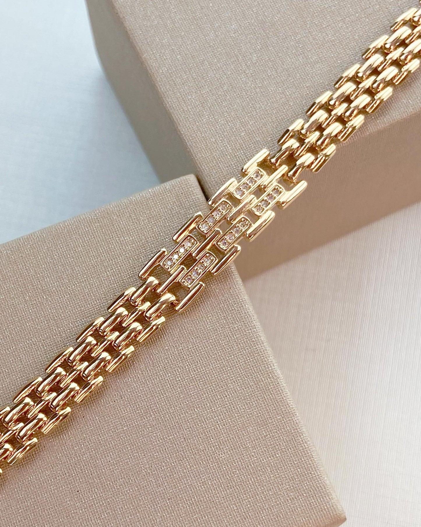 Pulseira Relógio com Cravejado no Meio